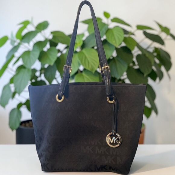 Michael Kors Handbags - Michael Kors Jet Set Grab Bag Tote
